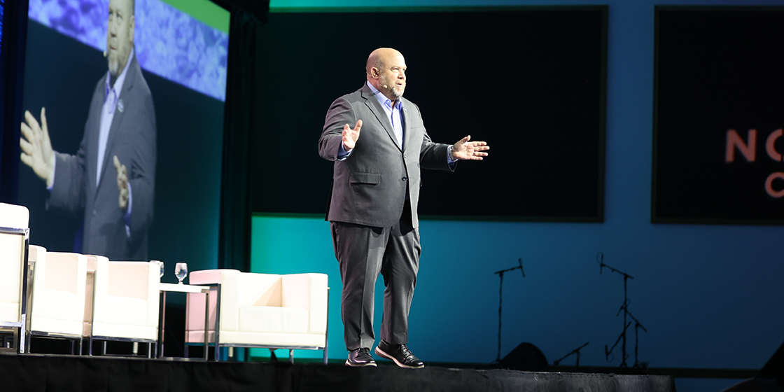Charles "Bud" Darr speaking to Travel Agents