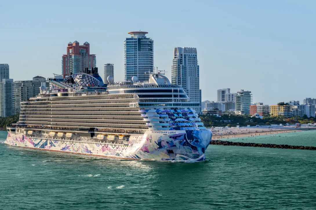 Norwegian Luna departing Miami